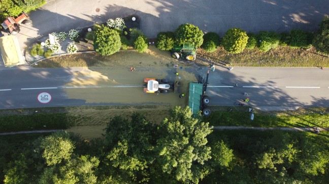 Anh�nger umgest�rzt: L�ngere Bergeaktion nach Unfall eines Traktorgespanns in Offenhausen