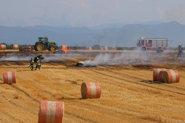 Brand einer Rundballenpresse samt Stoppelfeld in Steinhaus sorgt f�r Einsatz