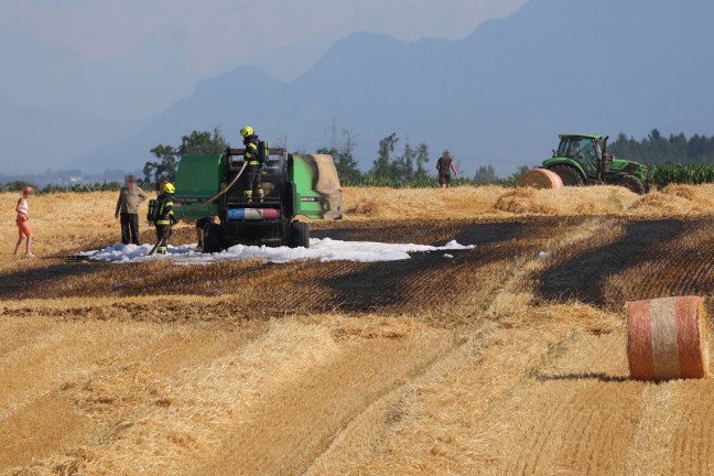 Brand einer Rundballenpresse samt Stoppelfeld in Steinhaus sorgt f�r Einsatz