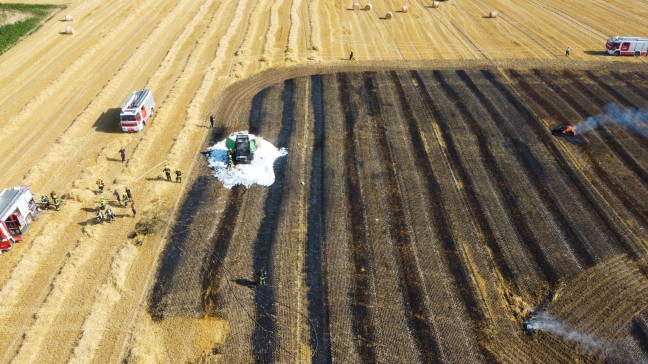 Brand einer Rundballenpresse samt Stoppelfeld in Steinhaus sorgt f�r Einsatz