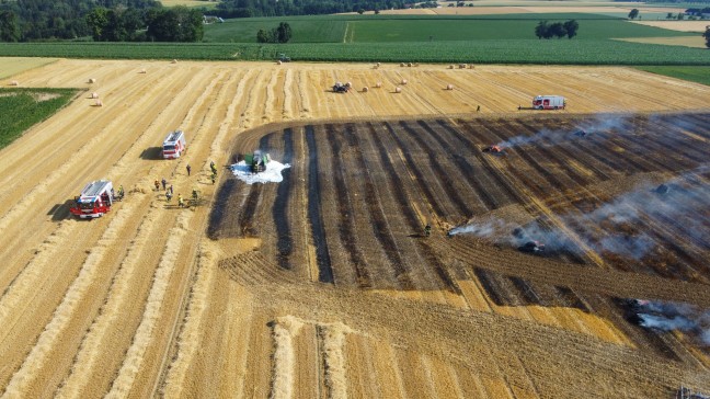 Brand einer Rundballenpresse samt Stoppelfeld in Steinhaus sorgt f�r Einsatz