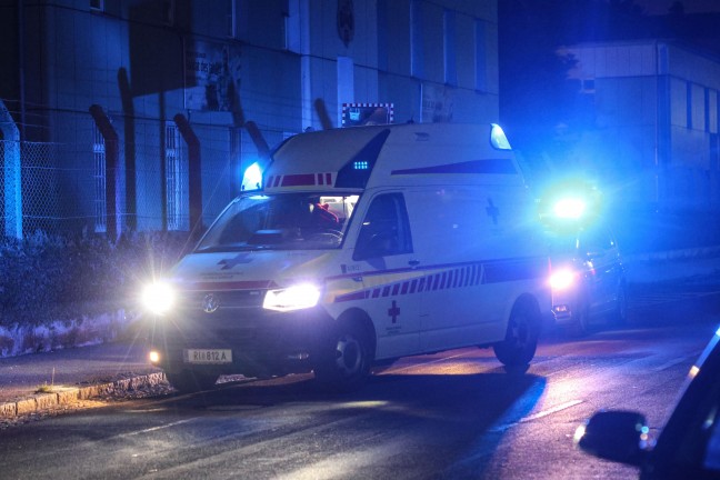 N�chtlicher Verkehrsunfall mit �berschlagenem Auto in Ried im Innkreis