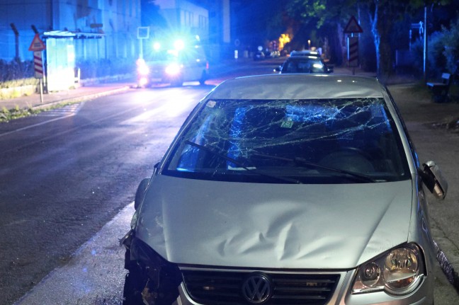 N�chtlicher Verkehrsunfall mit �berschlagenem Auto in Ried im Innkreis