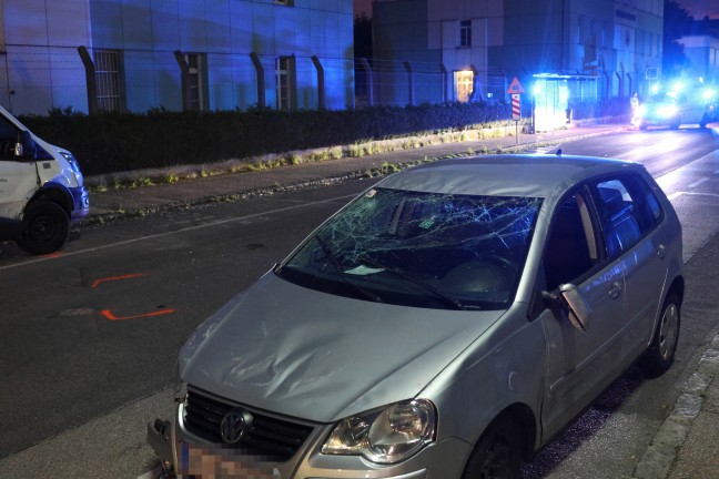 N�chtlicher Verkehrsunfall mit �berschlagenem Auto in Ried im Innkreis