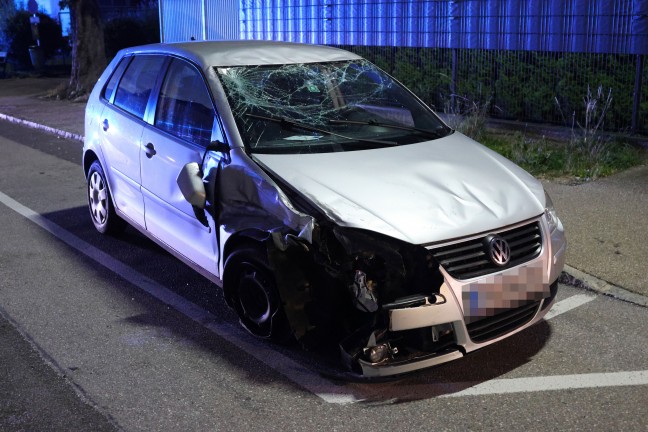 N�chtlicher Verkehrsunfall mit �berschlagenem Auto in Ried im Innkreis
