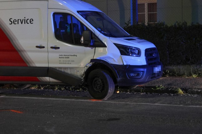 N�chtlicher Verkehrsunfall mit �berschlagenem Auto in Ried im Innkreis