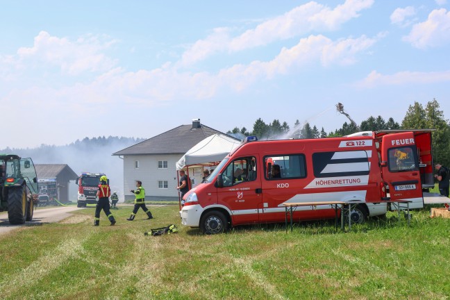 Gro�brand: Elf Feuerwehren bei Brand eines Wirtschaftsgeb�udes in St. Aegidi im Einsatz