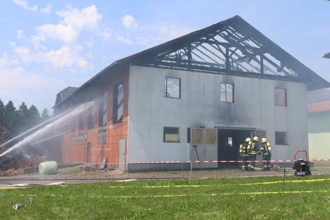 Gro�brand: Elf Feuerwehren bei Brand eines Wirtschaftsgeb�udes in St. Aegidi im Einsatz