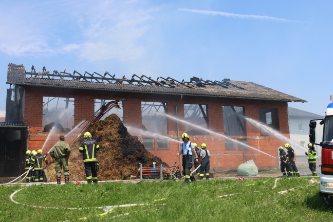 Gro�brand: Elf Feuerwehren bei Brand eines Wirtschaftsgeb�udes in St. Aegidi im Einsatz