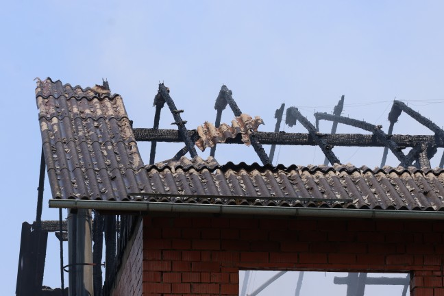 Gro�brand: Elf Feuerwehren bei Brand eines Wirtschaftsgeb�udes in St. Aegidi im Einsatz