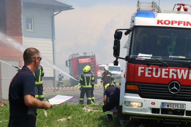 Gro�brand: Elf Feuerwehren bei Brand eines Wirtschaftsgeb�udes in St. Aegidi im Einsatz