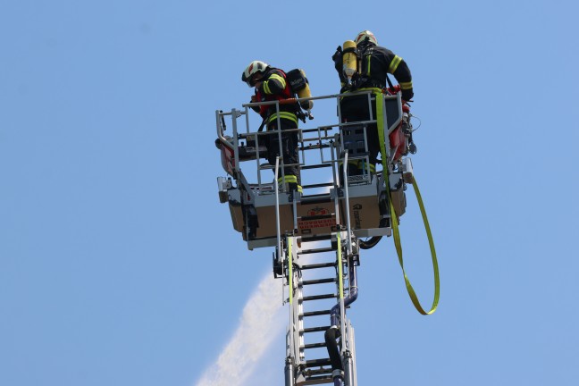 Gro�brand: Elf Feuerwehren bei Brand eines Wirtschaftsgeb�udes in St. Aegidi im Einsatz