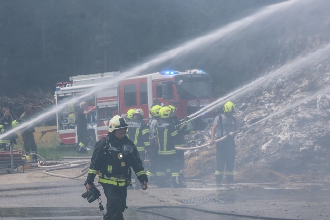Gro�brand: Elf Feuerwehren bei Brand eines Wirtschaftsgeb�udes in St. Aegidi im Einsatz