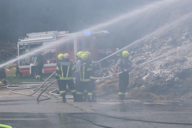 Gro�brand: Elf Feuerwehren bei Brand eines Wirtschaftsgeb�udes in St. Aegidi im Einsatz