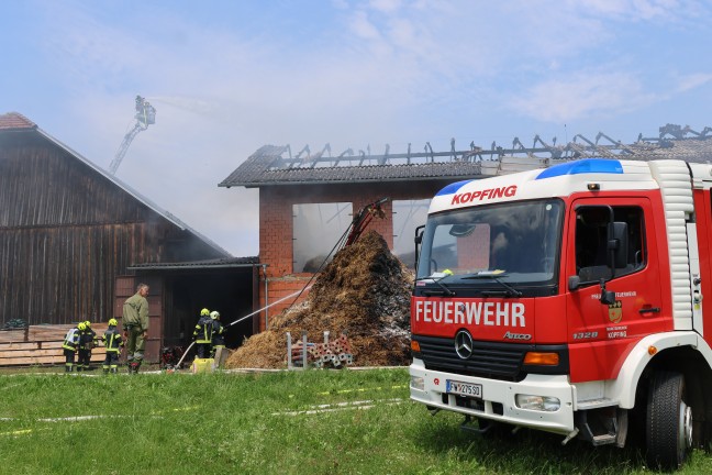 Gro�brand: Elf Feuerwehren bei Brand eines Wirtschaftsgeb�udes in St. Aegidi im Einsatz