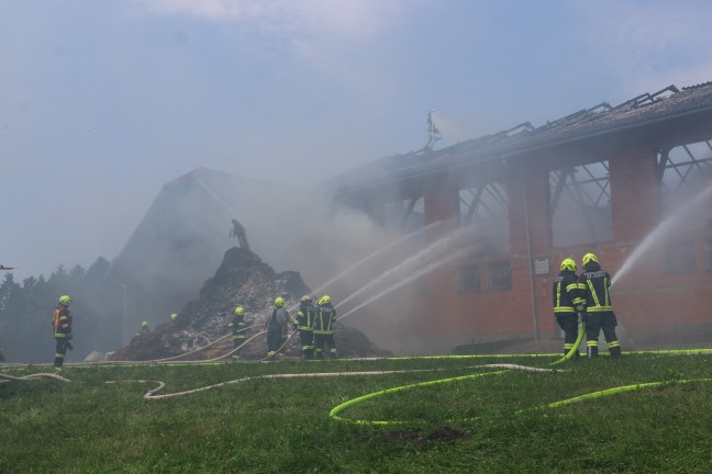 Gro�brand: Elf Feuerwehren bei Brand eines Wirtschaftsgeb�udes in St. Aegidi im Einsatz