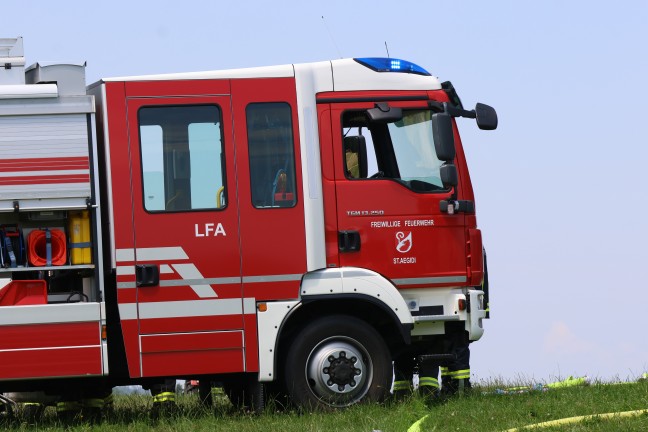 Gro�brand: Elf Feuerwehren bei Brand eines Wirtschaftsgeb�udes in St. Aegidi im Einsatz