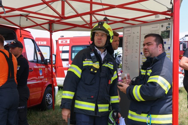 Gro�brand: Elf Feuerwehren bei Brand eines Wirtschaftsgeb�udes in St. Aegidi im Einsatz