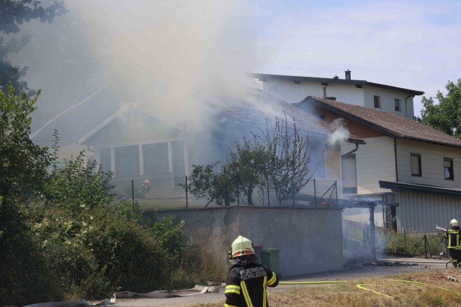 Brand eines Carports in Pischelsdorf am Engelbach griff auf Wohnhaus �ber