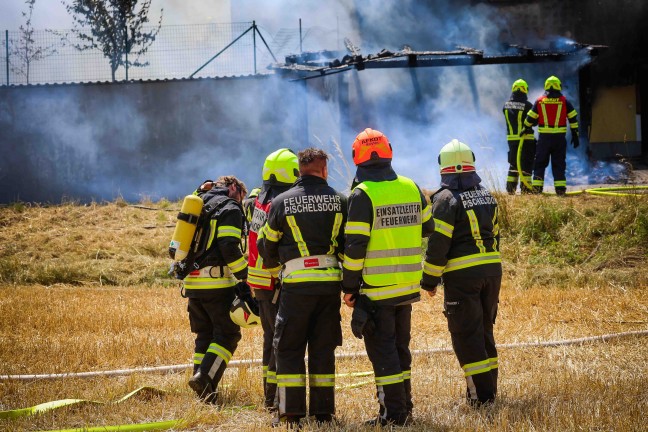 Brand eines Carports in Pischelsdorf am Engelbach griff auf Wohnhaus �ber