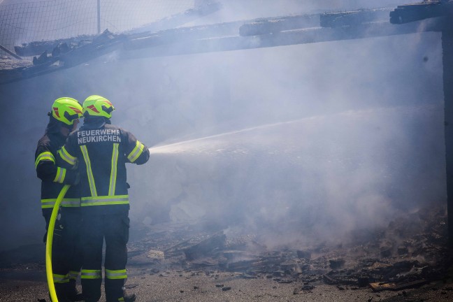 Brand eines Carports in Pischelsdorf am Engelbach griff auf Wohnhaus �ber