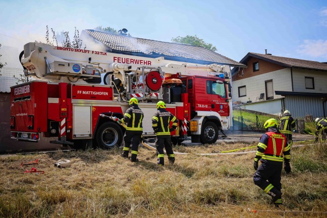 Brand eines Carports in Pischelsdorf am Engelbach griff auf Wohnhaus �ber