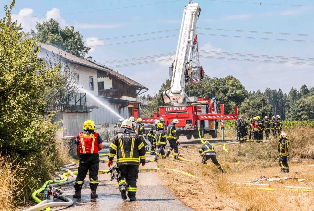 Brand eines Carports in Pischelsdorf am Engelbach griff auf Wohnhaus �ber