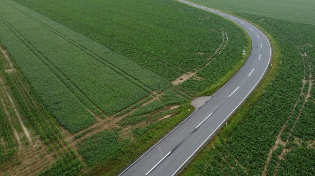 Auto�berschlag: PKW bei Sierning von Stra�e abgekommen und am Dach liegend im Feld gelandet