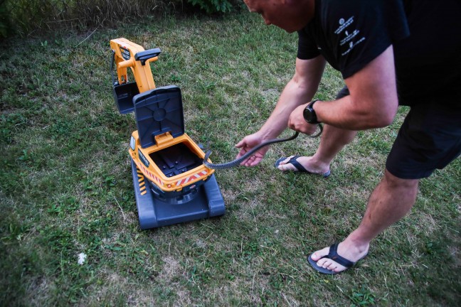 Schlange aus Spielzeugbagger gerettet - Feuerwehr bei Reptilieneinsatz in Marchtrenk im Einsatz