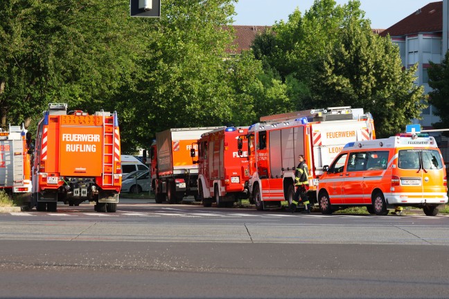 Vier Feuerwehren bei Brand in einer Wohnung eines Mehrparteienwohnhauses in Leonding im Einsatz