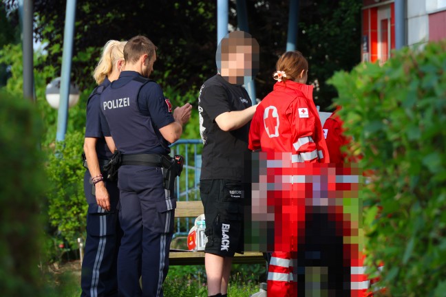 Vier Feuerwehren bei Brand in einer Wohnung eines Mehrparteienwohnhauses in Leonding im Einsatz
