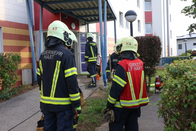Vier Feuerwehren bei Brand in einer Wohnung eines Mehrparteienwohnhauses in Leonding im Einsatz