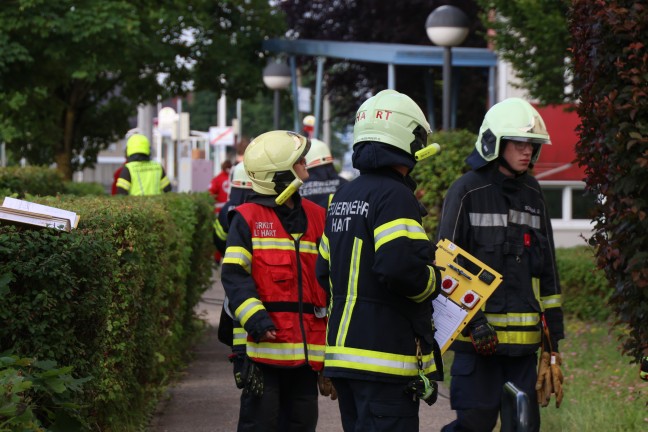 Vier Feuerwehren bei Brand in einer Wohnung eines Mehrparteienwohnhauses in Leonding im Einsatz