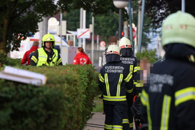 Vier Feuerwehren bei Brand in einer Wohnung eines Mehrparteienwohnhauses in Leonding im Einsatz
