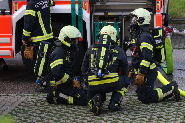 Vier Feuerwehren bei Brand in einer Wohnung eines Mehrparteienwohnhauses in Leonding im Einsatz