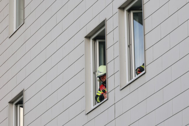 Vier Feuerwehren bei Brand in einer Wohnung eines Mehrparteienwohnhauses in Leonding im Einsatz