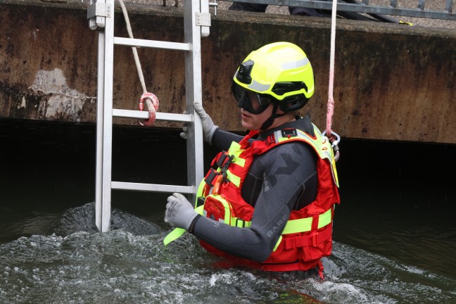 Wels-Innenstadt: Einsatz eines Flie�wasserretters bei Sicherstellung einer Waffe im Welser M�hlbach