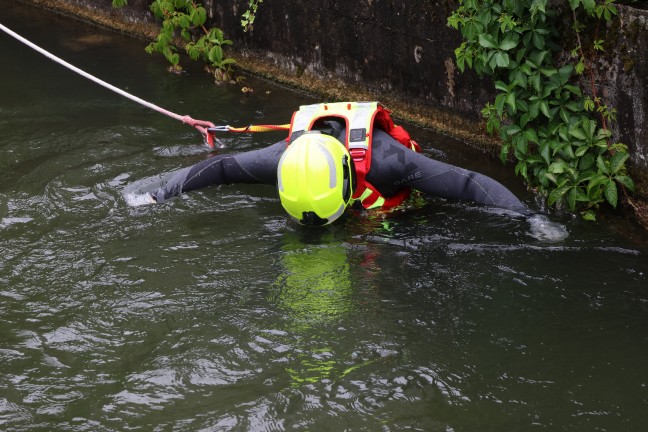 Wels-Innenstadt: Einsatz eines Flie�wasserretters bei Sicherstellung einer Waffe im Welser M�hlbach