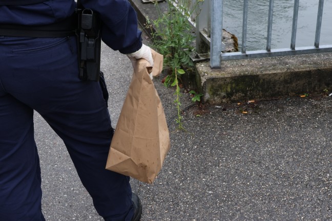 Wels-Innenstadt: Einsatz eines Flie�wasserretters bei Sicherstellung einer Waffe im Welser M�hlbach