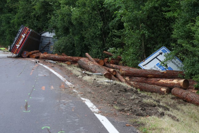 Lenker verletzt: Holztransporter auf Wallerner Stra�e bei Wallern an der Trattnach umgest�rzt