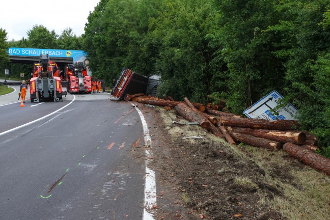 Lenker verletzt: Holztransporter auf Wallerner Stra�e bei Wallern an der Trattnach umgest�rzt