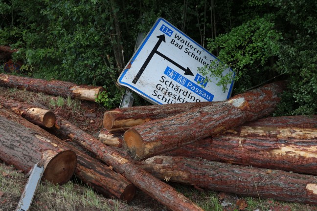 Lenker verletzt: Holztransporter auf Wallerner Stra�e bei Wallern an der Trattnach umgest�rzt