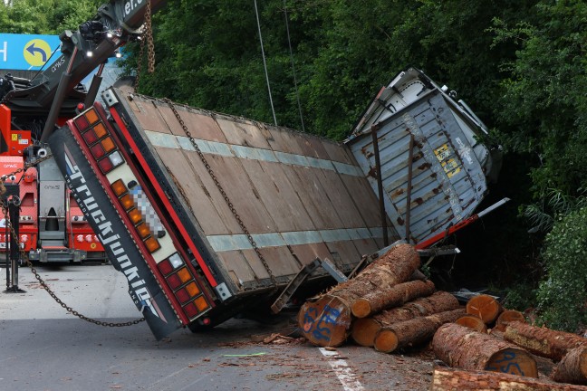 Lenker verletzt: Holztransporter auf Wallerner Stra�e bei Wallern an der Trattnach umgest�rzt