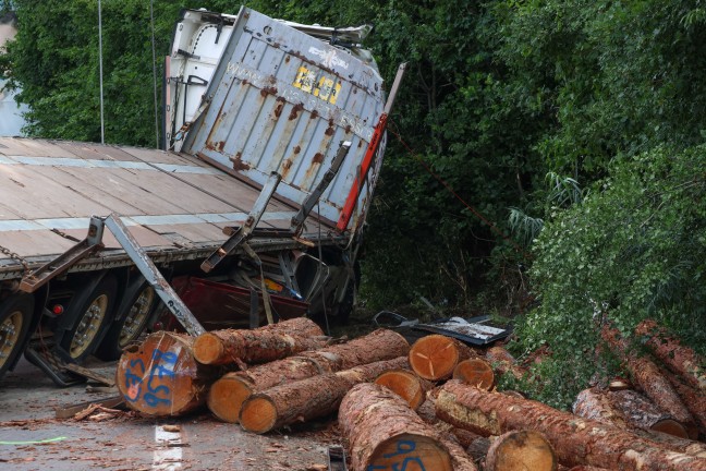 Lenker verletzt: Holztransporter auf Wallerner Stra�e bei Wallern an der Trattnach umgest�rzt