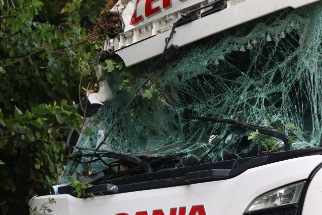 Lenker verletzt: Holztransporter auf Wallerner Stra�e bei Wallern an der Trattnach umgest�rzt