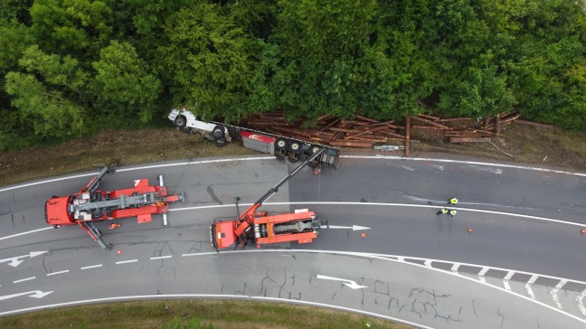 Lenker verletzt: Holztransporter auf Wallerner Stra�e bei Wallern an der Trattnach umgest�rzt