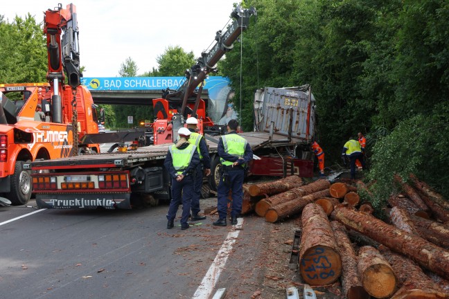 Lenker verletzt: Holztransporter auf Wallerner Stra�e bei Wallern an der Trattnach umgest�rzt
