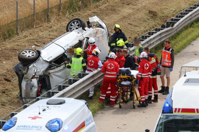 Schwer eingeklemmt: Schwierige Rettungsaktion bei Unfall auf Westautobahn in Eggendorf im Traunkreis