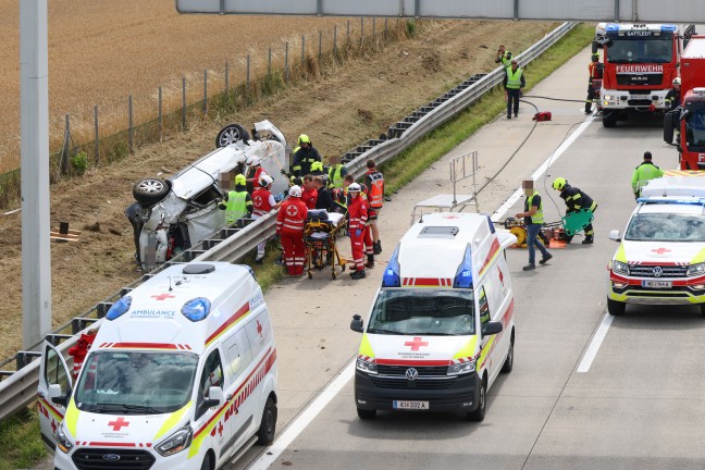 Schwer eingeklemmt: Schwierige Rettungsaktion bei Unfall auf Westautobahn in Eggendorf im Traunkreis