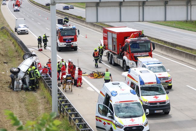 Schwer eingeklemmt: Schwierige Rettungsaktion bei Unfall auf Westautobahn in Eggendorf im Traunkreis